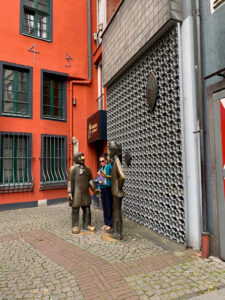 Art of Touring tour guide introduces statues of Tuennes and Schael in Cologne's old town