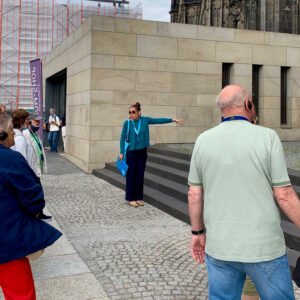 Tour guide explaining the Pope's terrace, Cologne